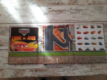 Livre jeu Puzzle et voitures état neuf le monde de cars