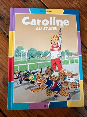 État moyen - Livre Caroline au stade sport édition damiers bd album multicolore