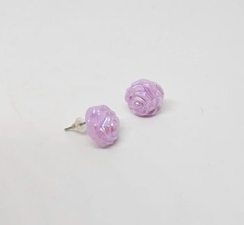 Paire de boucles d'oreilles.
Neuve.
Fleur violette claire