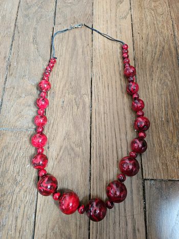 Collier boules rouges