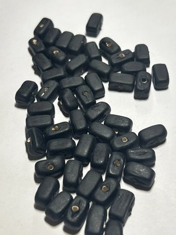 A822, 50 perles anciennes noires mates verre opaque
