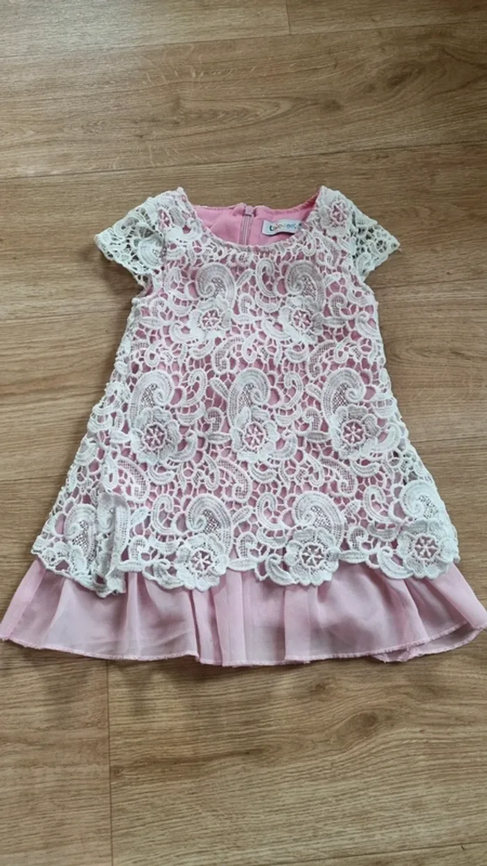 Robe rose a dentelles