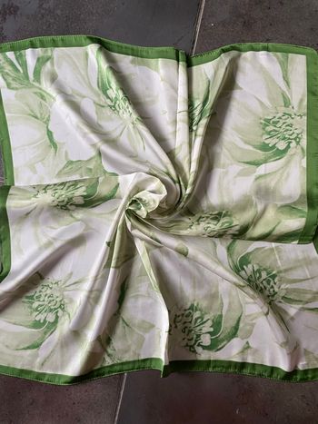 Superbe foulard verts et blanc