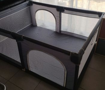 Parc en tissus XXL + 5 anneaux pour aider bébé à se lever