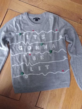 Pull gris de Noël avec des pompons