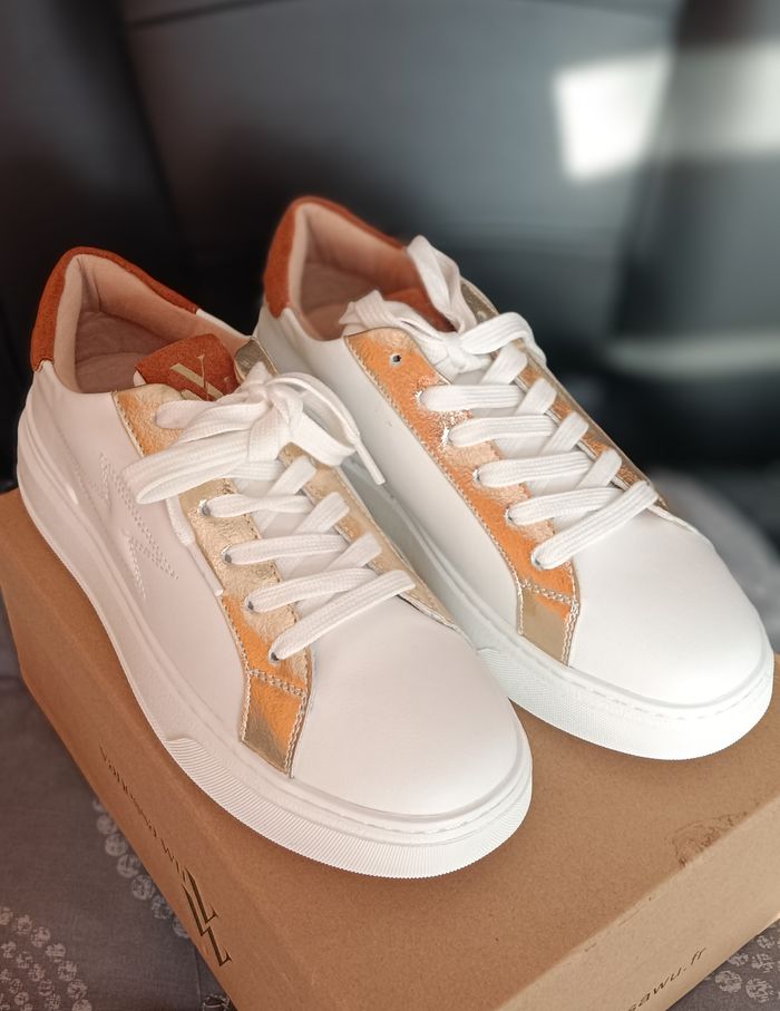 Baskets Femme Vanessa Wu Romane. blanc et or. Pointure 38. Neuves.