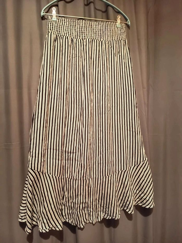 Jupe mi longue. Marque pinklaundry. . Taille smocké. Rayée noire et blanc . - photo numéro 3