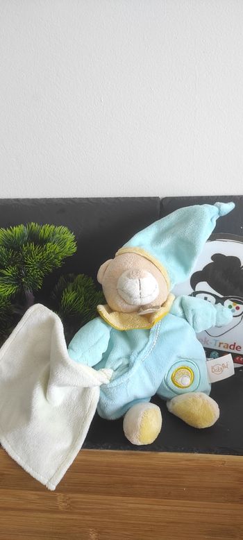 Peluche ours bleu turquoise mouchoir BN503 doudou jaune blanc semi plat rond