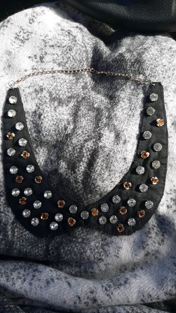 Collier strass façon col claudine