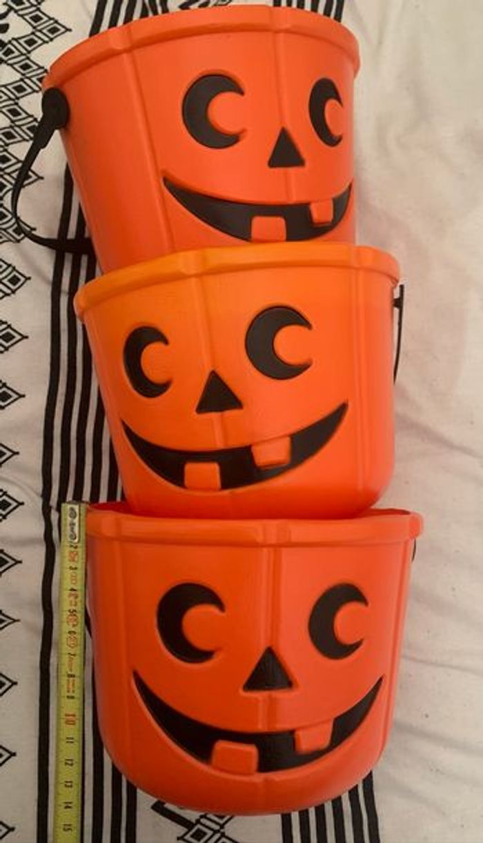 3 seau en plastique orange avec anse/poignet en plastique noir pour Halloween 🎃 identique de 14cm de haut et 20 de diamètre