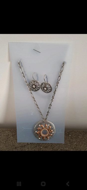 Collier + boucles d'oreilles.