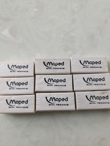 Lot de 9 gommes Maped.