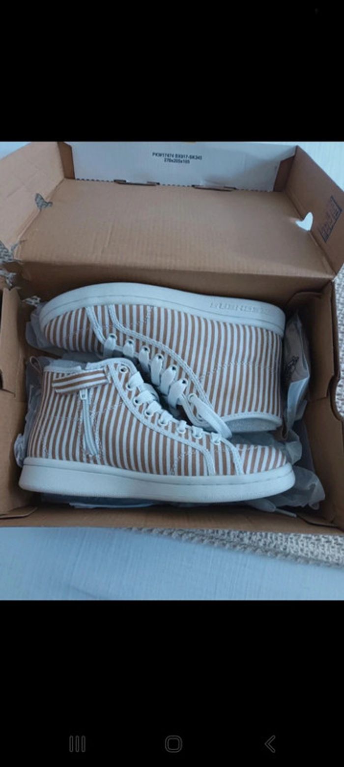 Jolie paire de tennis montantes à mémoire de forme Skechers pointure 35 neuves