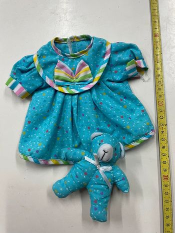 Lot doudou et robe pour poupée
