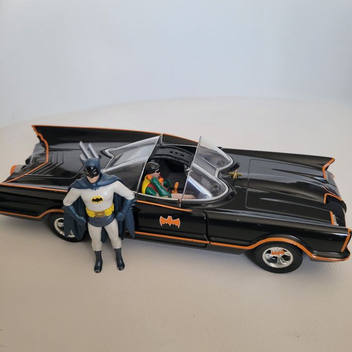 Batmobile  et 2 figurines