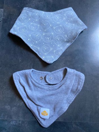 2 bavoirs gris pour bébé / nouveau né