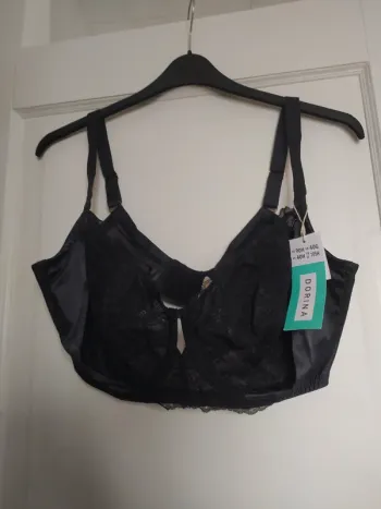 Soutien-gorge à armatures marque Dorina taille 105H neuf