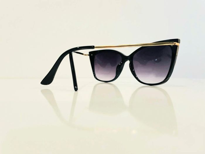 Lunette de soleil femme cats noire et dorée verres dégradés UV protection catégorie 3 - photo numéro 2
