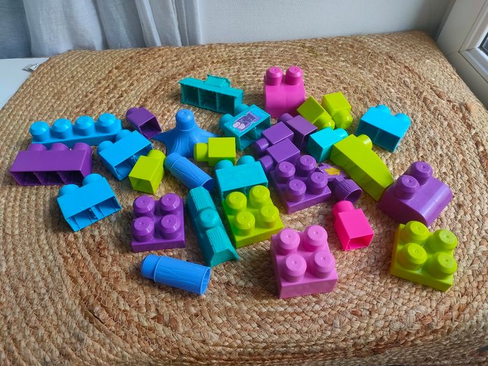 Table  Méga Bloks rose - photo numéro 4