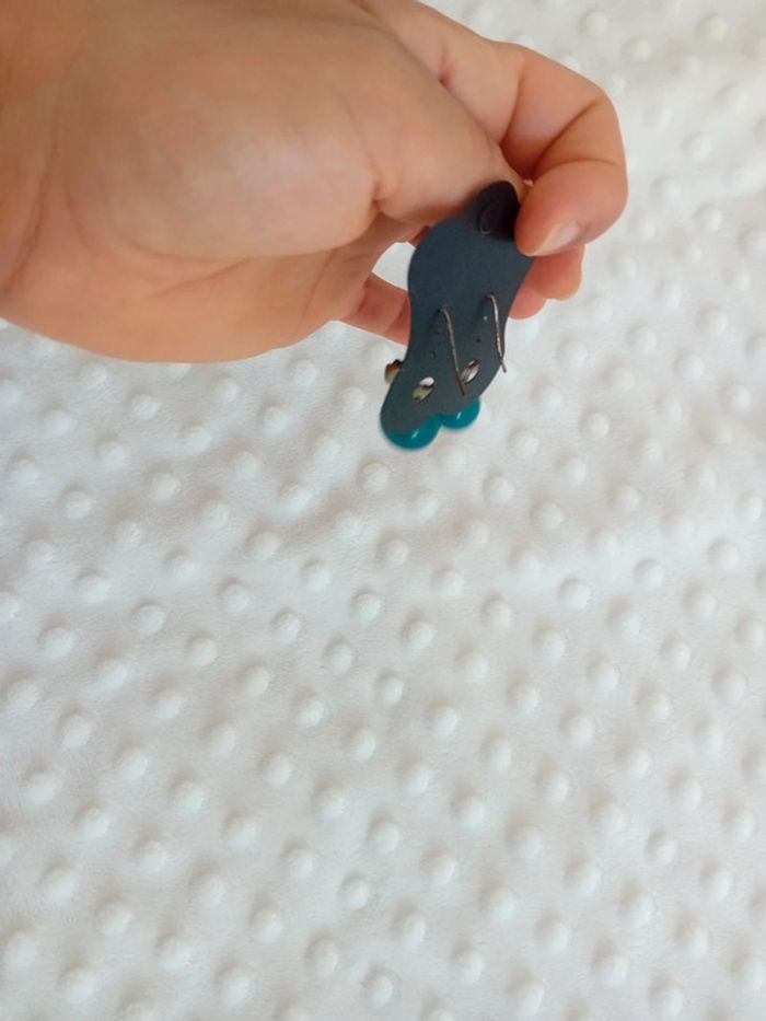 Paire de boucles d'oreille 🩵🤍 - photo numéro 4