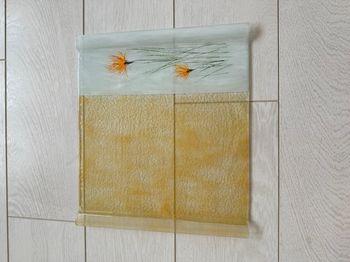 Plateau en verre jaune et blanc à fleurs