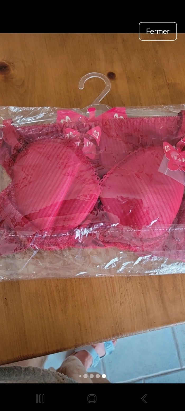 Ensemble soutien gorge rouge framboise - photo numéro 7