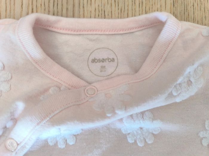 Barboteuse rose pâle et fleurs en relief blanches / taille 6 mois / absorba - photo numéro 3