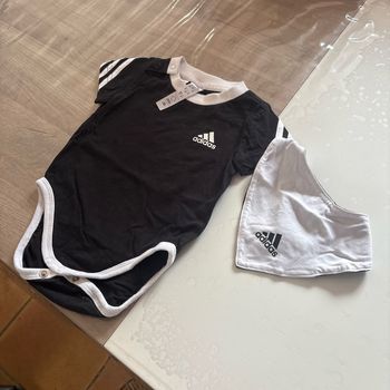 Bodie adidas avec bavoir 3 à 6 mois