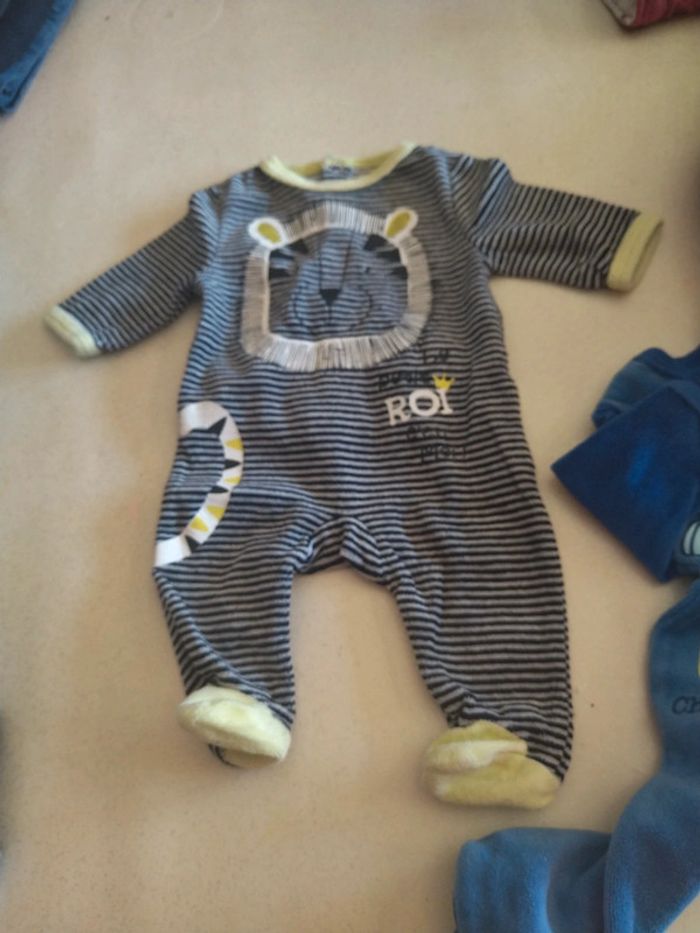 Lot vêtements bébé 0/1 mois. Très bon état - photo numéro 2