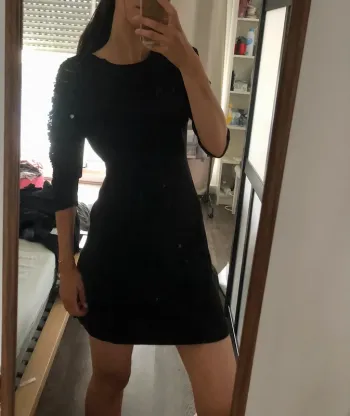 Petite robe noire manche ouverte Sandro coupe evasée et bien cintrée