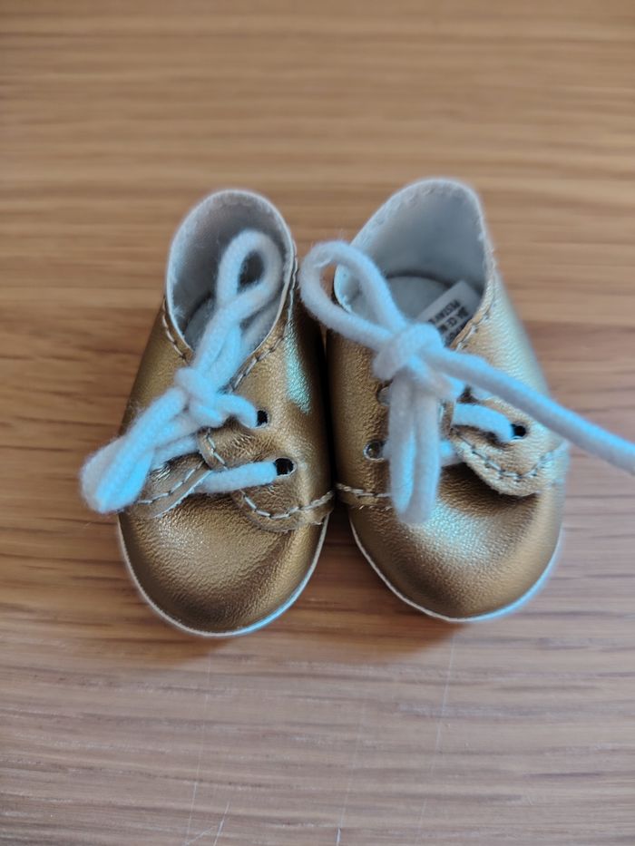 Chaussures dorées corolle