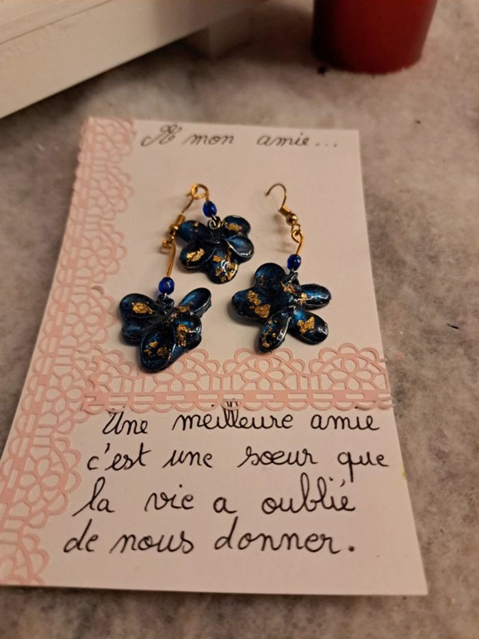 Boucles d'oreilles pendante avec pendentif assortie bleu et doré - photo numéro 4