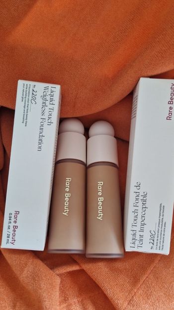 Rare Beauty lot de 2 pièces liquid touch fond de teint imperceptible 220C 28ml neuf jamais utilisé jamais ouvert