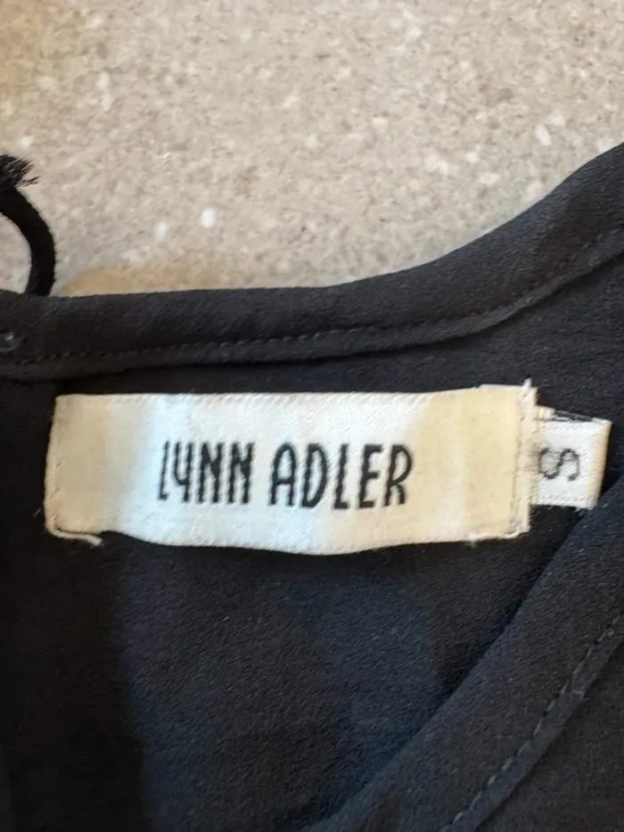 Haut noir Lynn Adler taille S, bon état mais l'attache arrière est décousu - photo numéro 2
