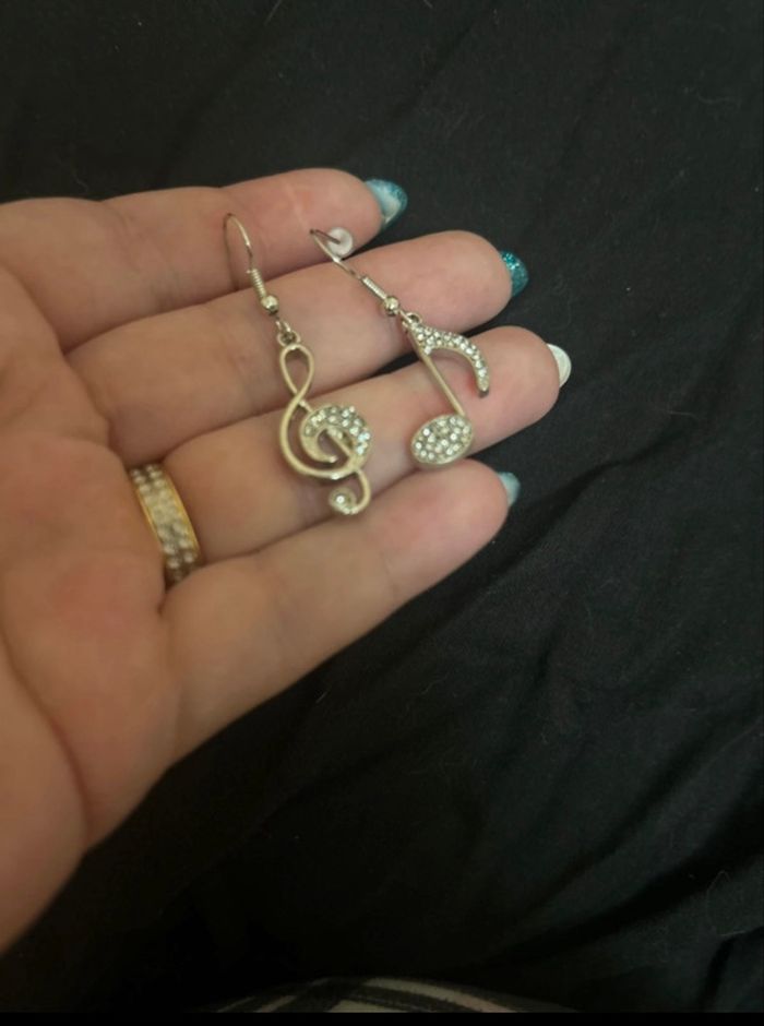 Boucles d’oreilles 🎶 NEUVES pour femme en forme de notes de musique couleur argenté - photo numéro 6