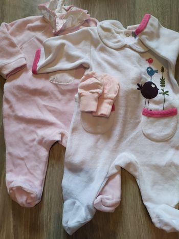 Lot de deux pyjamas et moufles naissance 1 mois