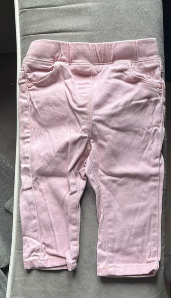 Pantalon rose tape à l’œil