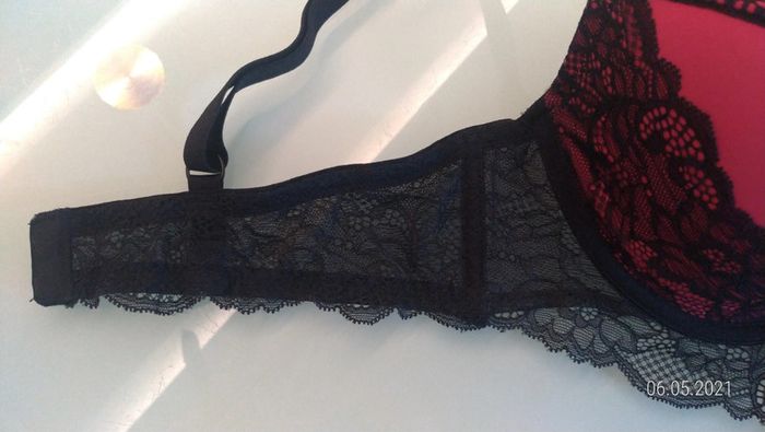 Soutien gorge rouge et noir dentelle - photo numéro 7