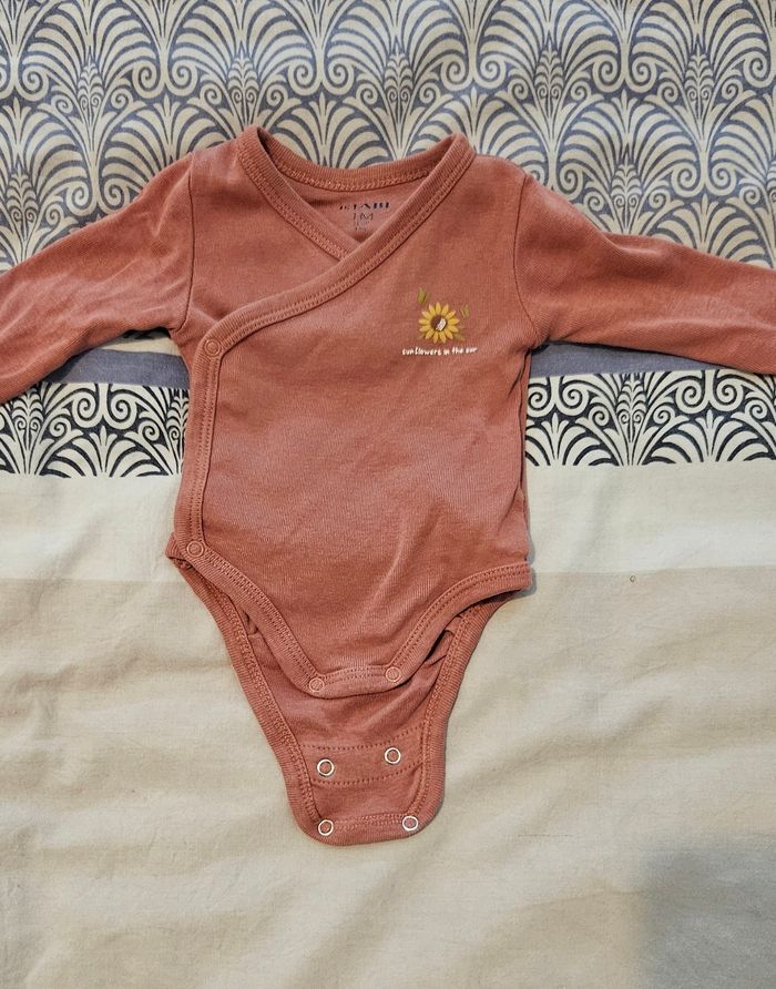 Vêtements bébé 0-1mois très bon état - photo numéro 2