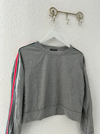 Pull crop top gris à bande sur le côté