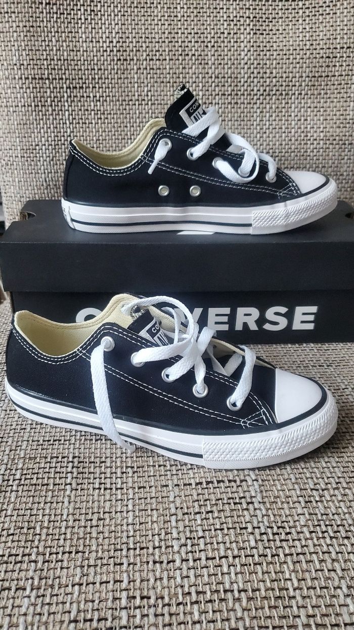 CONVERSE NEUVE NOIR T33 15€