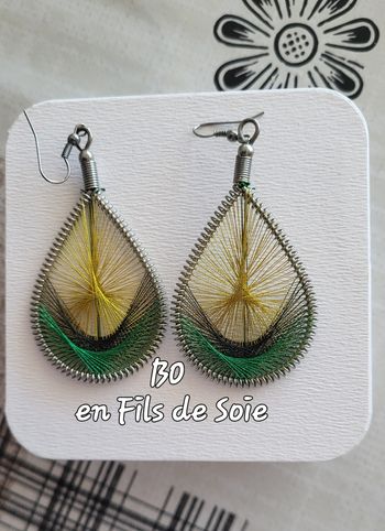 Paire de BO fantaisies Tissées avec fils de Soie Jaune,Vert&Noir+Support Métal Argenté TBE