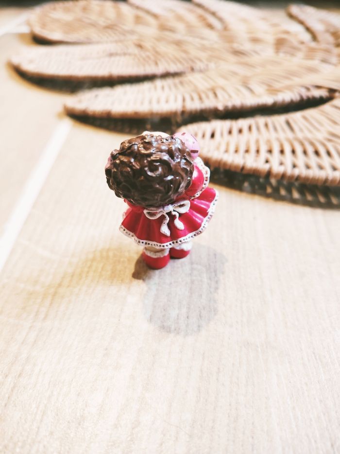 🪆Figurine Cabbage petite fille brune robe rouge avec glace année 1984 marque Cabbage Patch kids - photo numéro 2