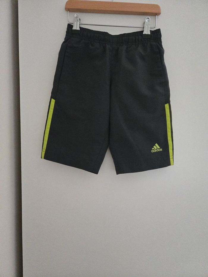 Short Adidas en 4/5 ans