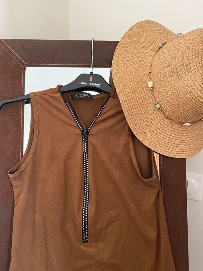 Joli top chocolat avec fermeture et strass