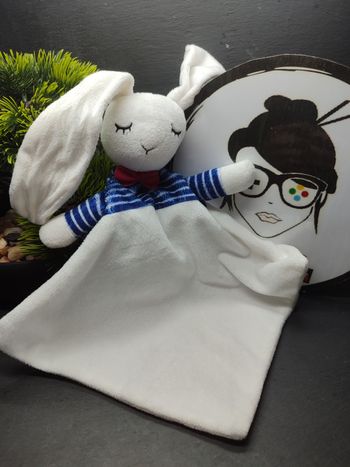 Doudou plat lapin blanc rayé bleu noeud rouge envie de fraises marine Losange