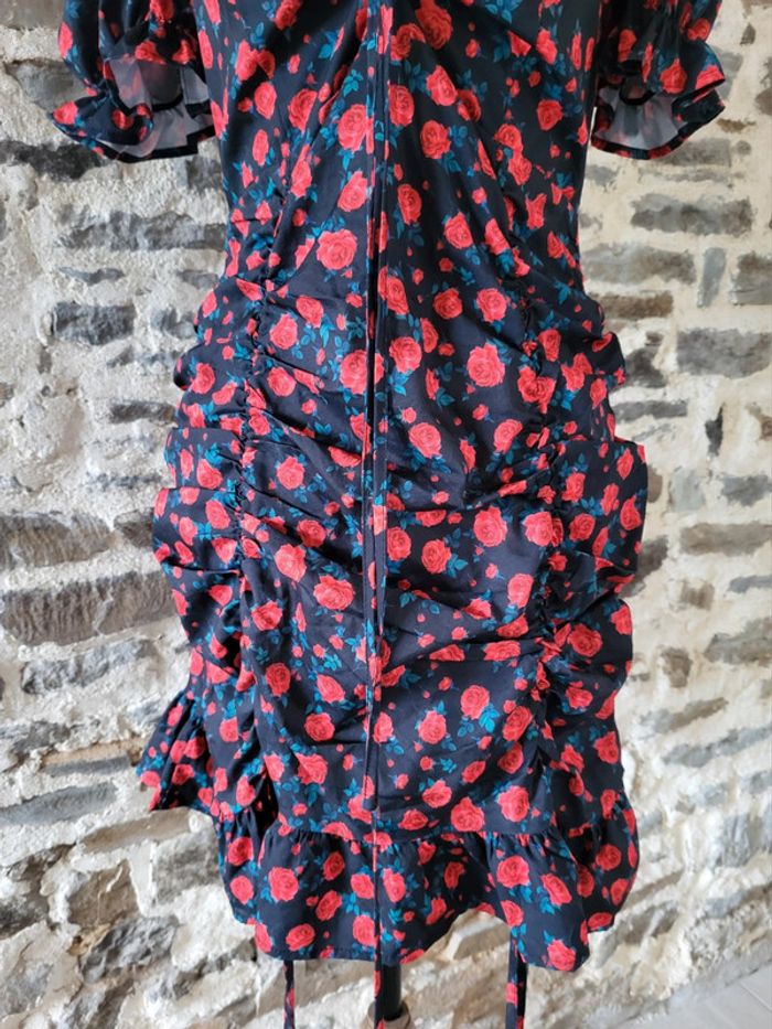 Robe de cérémonie motifs roses rouges sur fond noir manches courtes Taille 34/36 - photo numéro 3