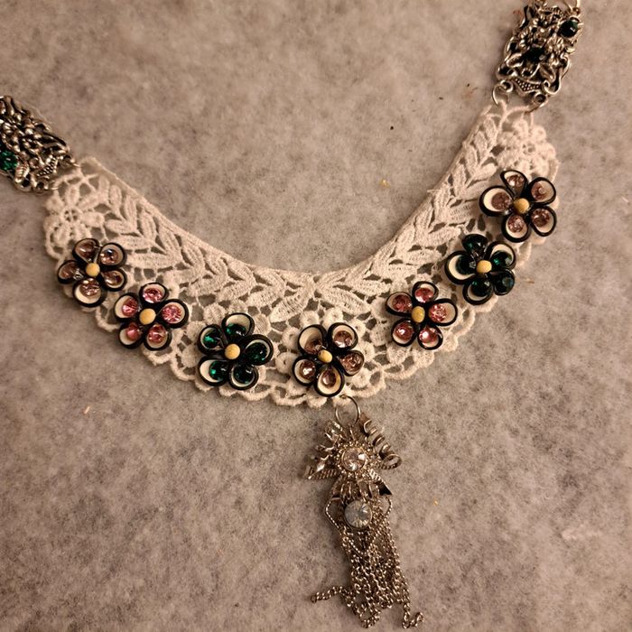 Collier plastron dentelle blanche et strass multicolore - photo numéro 8