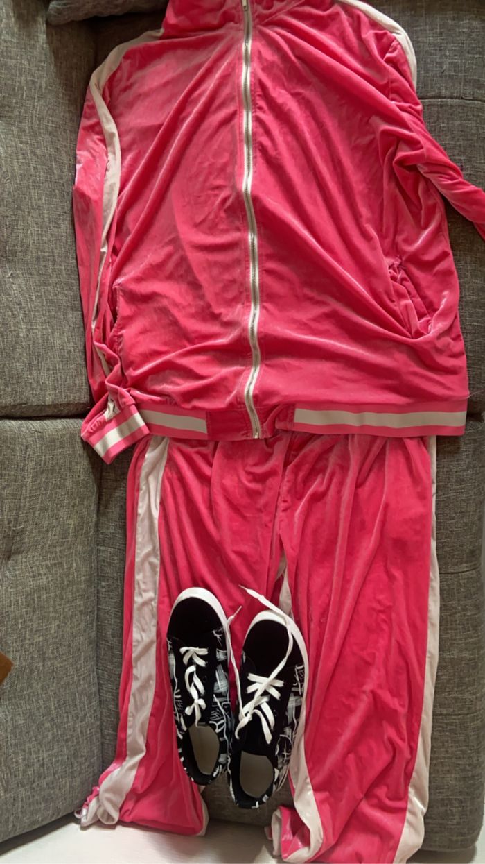 je vend survêtement rose blanc et des chaussures noir blanc