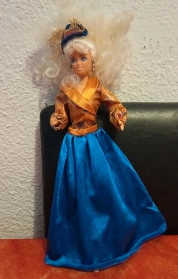 Poupée vintage avec robe bleu orangé et coiffe